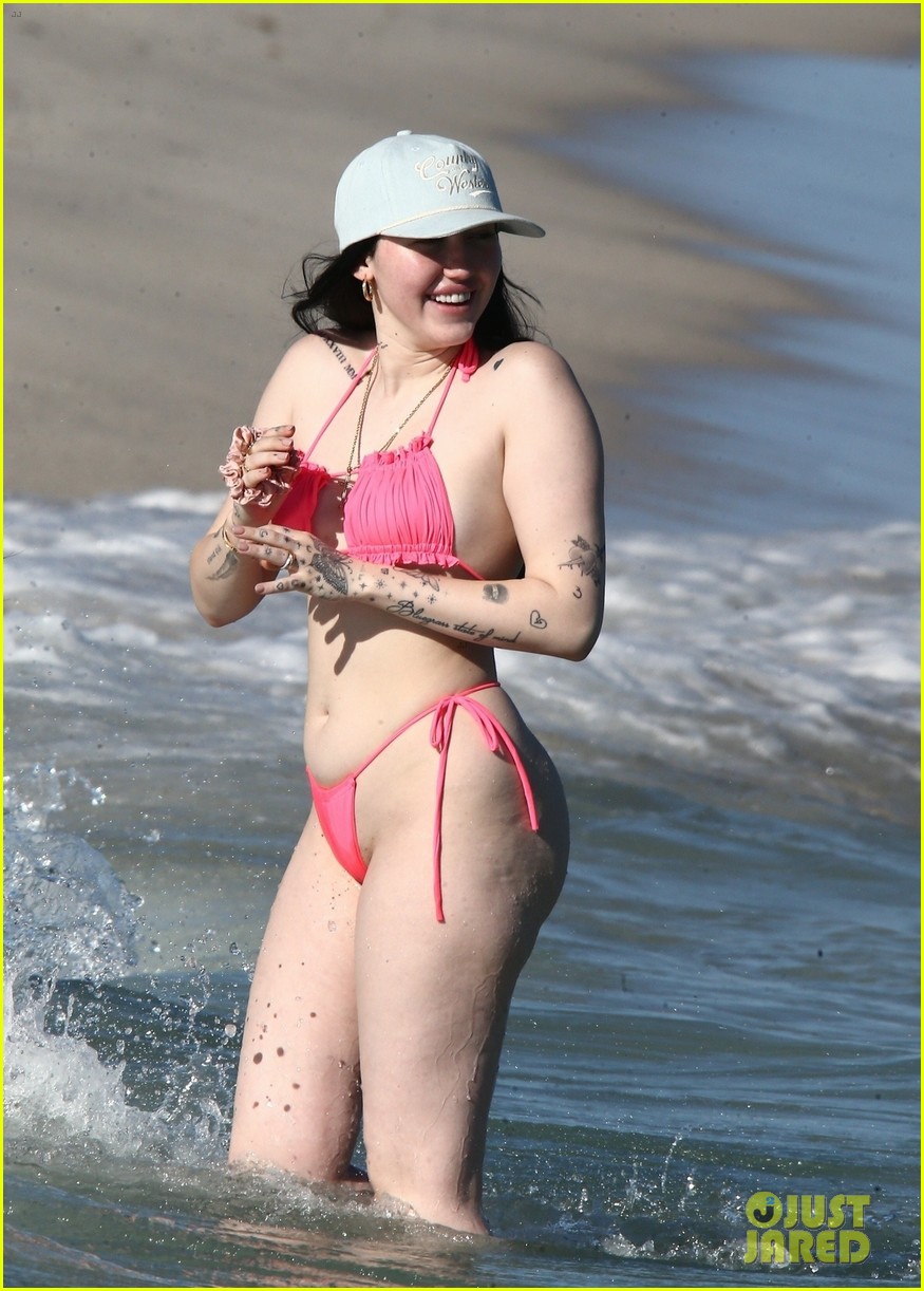 Noah Cyrus Goes for Swim in the Ocean with Friends in Miami!