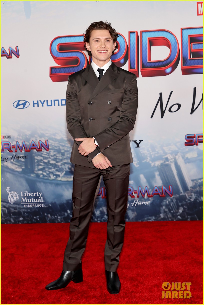 Zendaya & Tom Holland Are Picture Perfect at 'Spider-Man: No Way Home' Premiere