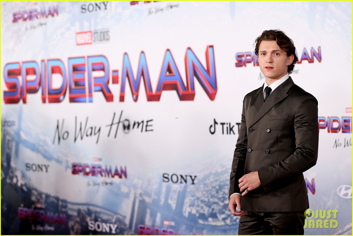 Zendaya & Tom Holland Are Picture Perfect at 'Spider-Man: No Way Home' Premiere