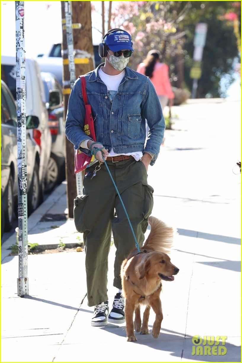 Noah Centineo & Jacob Elordi Share a Laugh During Afternoon Outing!
