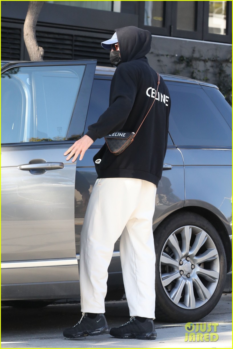 Noah Centineo & Jacob Elordi Share a Laugh During Afternoon Outing!