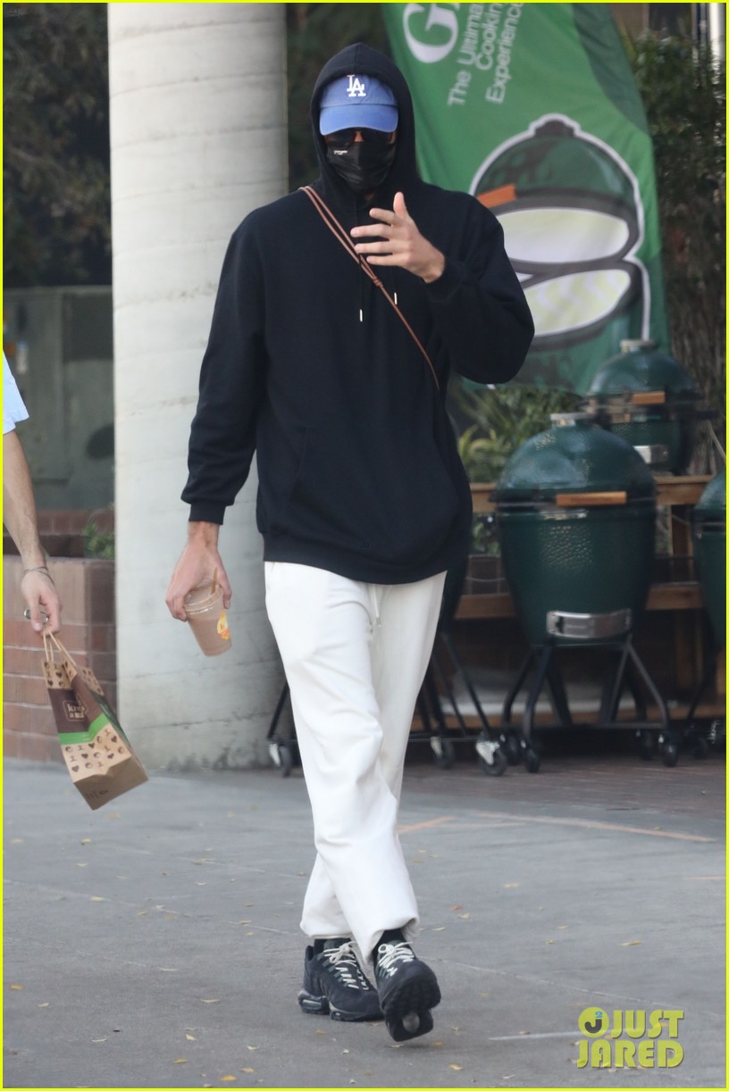 Noah Centineo & Jacob Elordi Share a Laugh During Afternoon Outing!