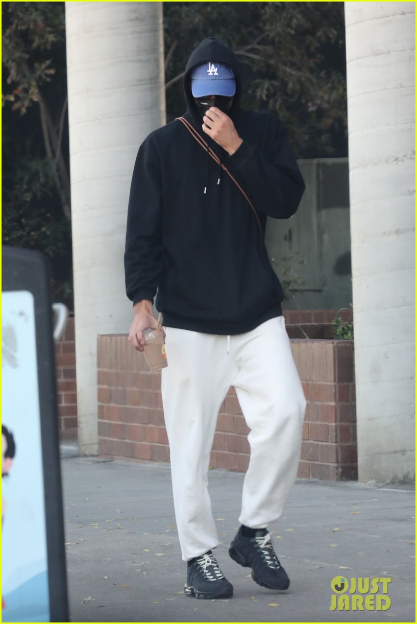 Noah Centineo & Jacob Elordi Share a Laugh During Afternoon Outing!