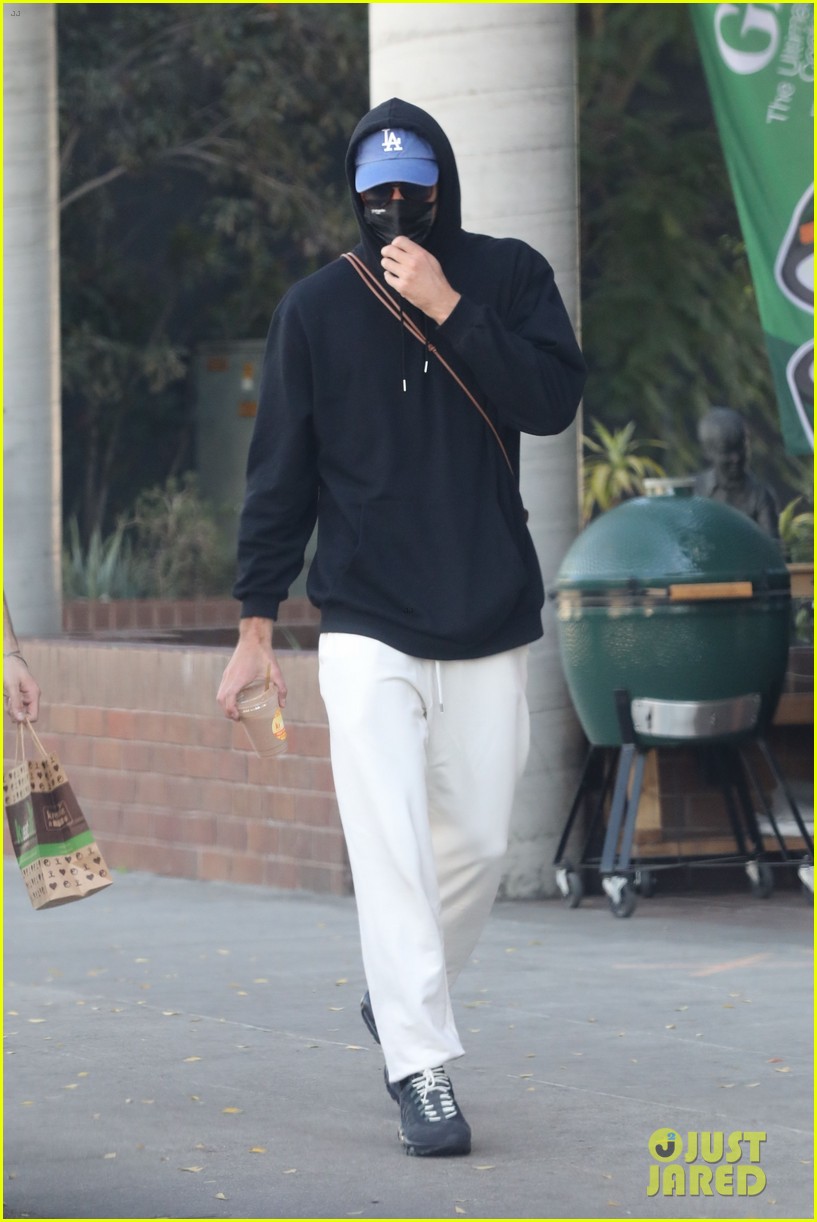 Noah Centineo & Jacob Elordi Share a Laugh During Afternoon Outing!