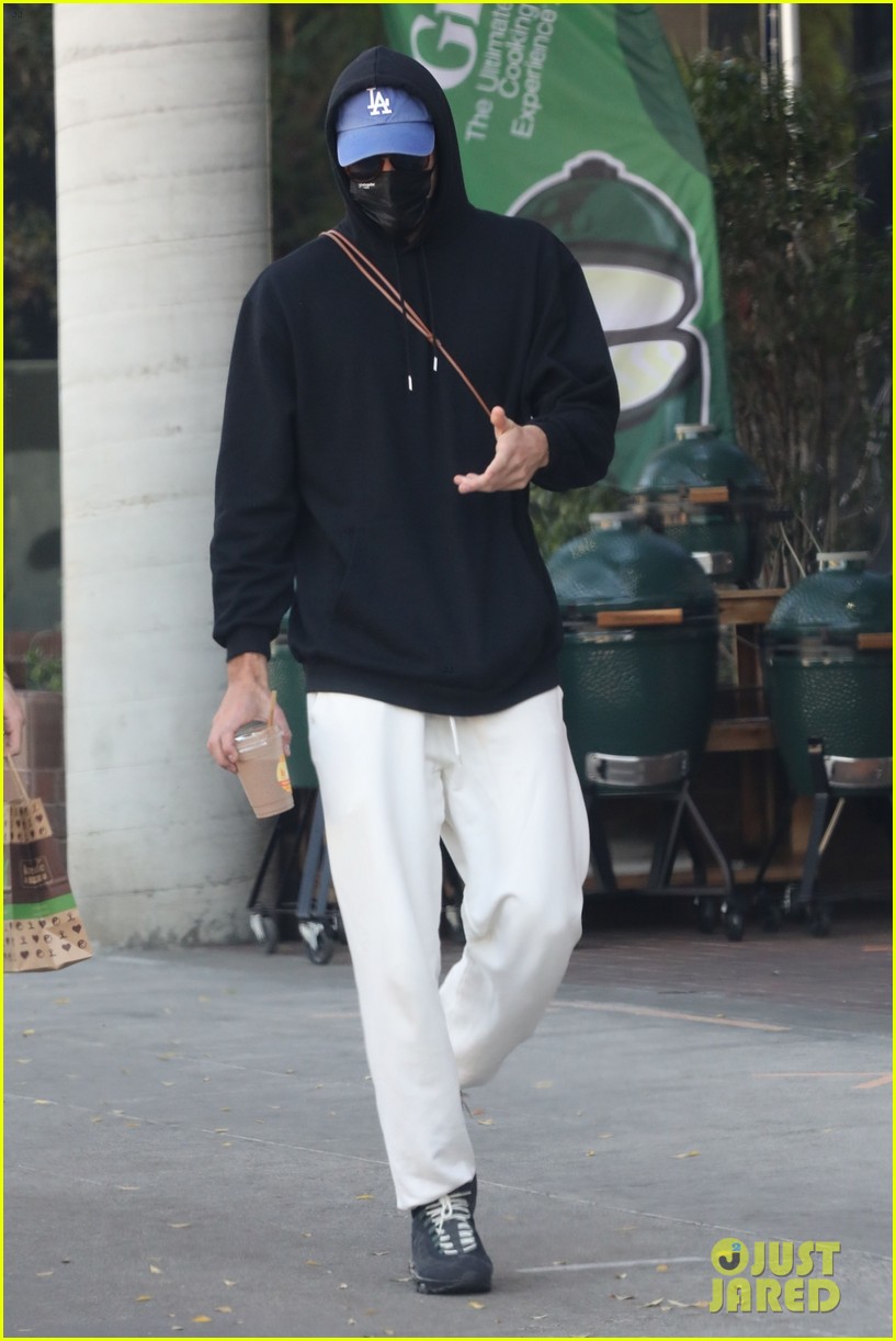 Noah Centineo & Jacob Elordi Share a Laugh During Afternoon Outing!