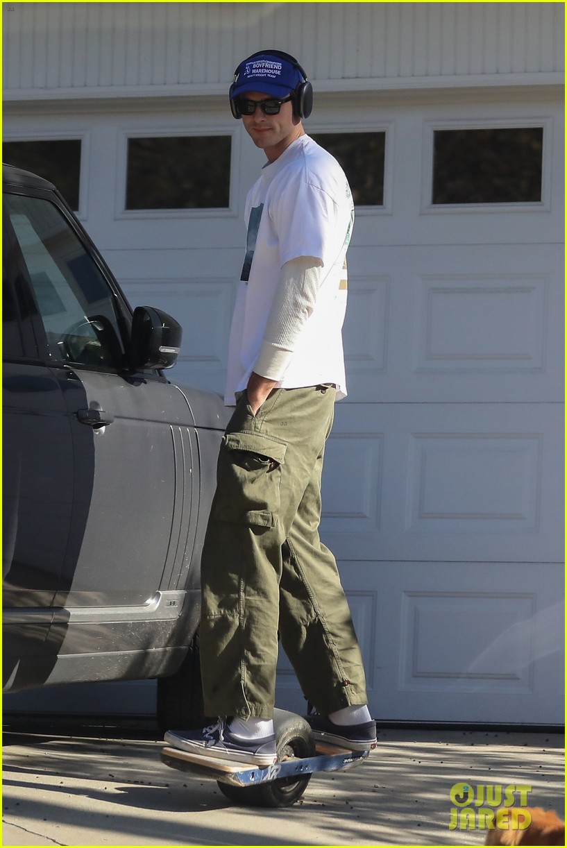 Jacob Elordi Keeps His Balance On A One-Wheeled Skateboard!