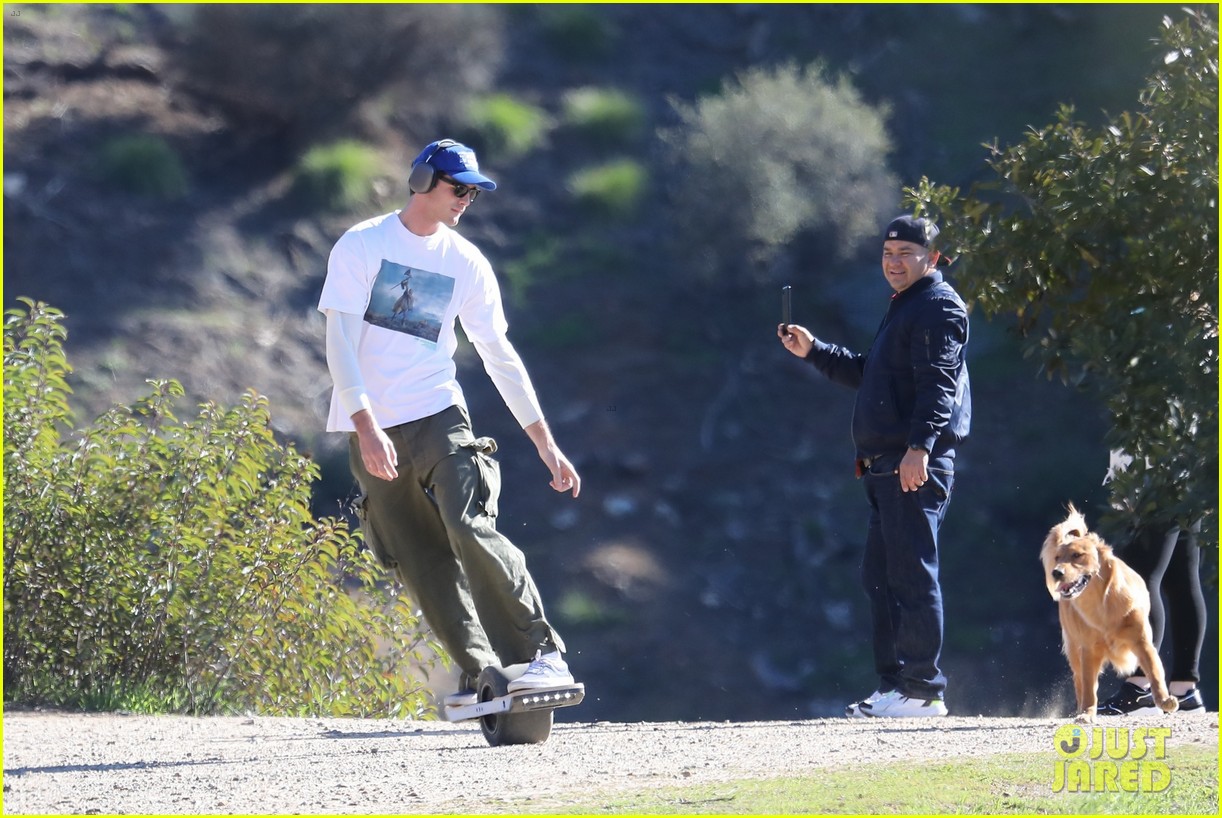 Jacob Elordi Keeps His Balance On A One-Wheeled Skateboard!