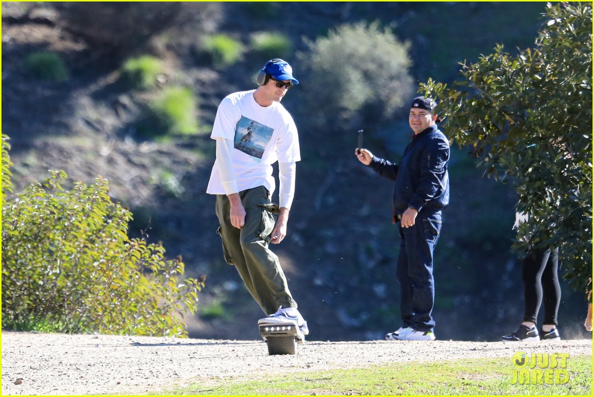 Jacob Elordi Keeps His Balance On A One-Wheeled Skateboard!