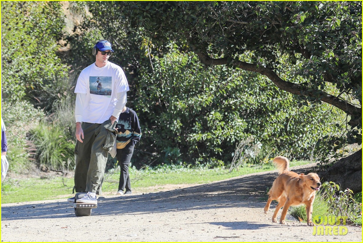 Jacob Elordi Keeps His Balance On A One-Wheeled Skateboard!