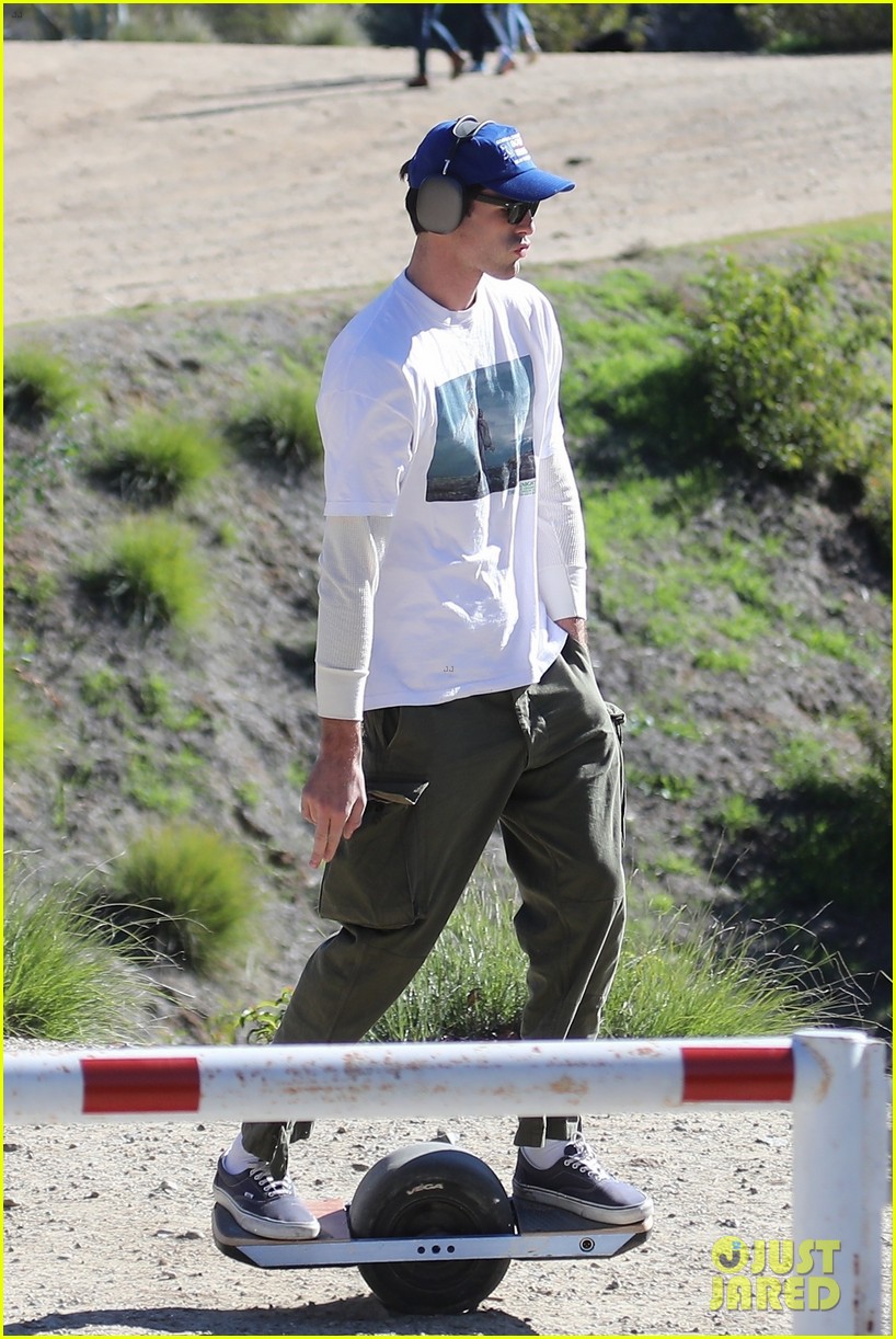 Jacob Elordi Keeps His Balance On A One-Wheeled Skateboard!
