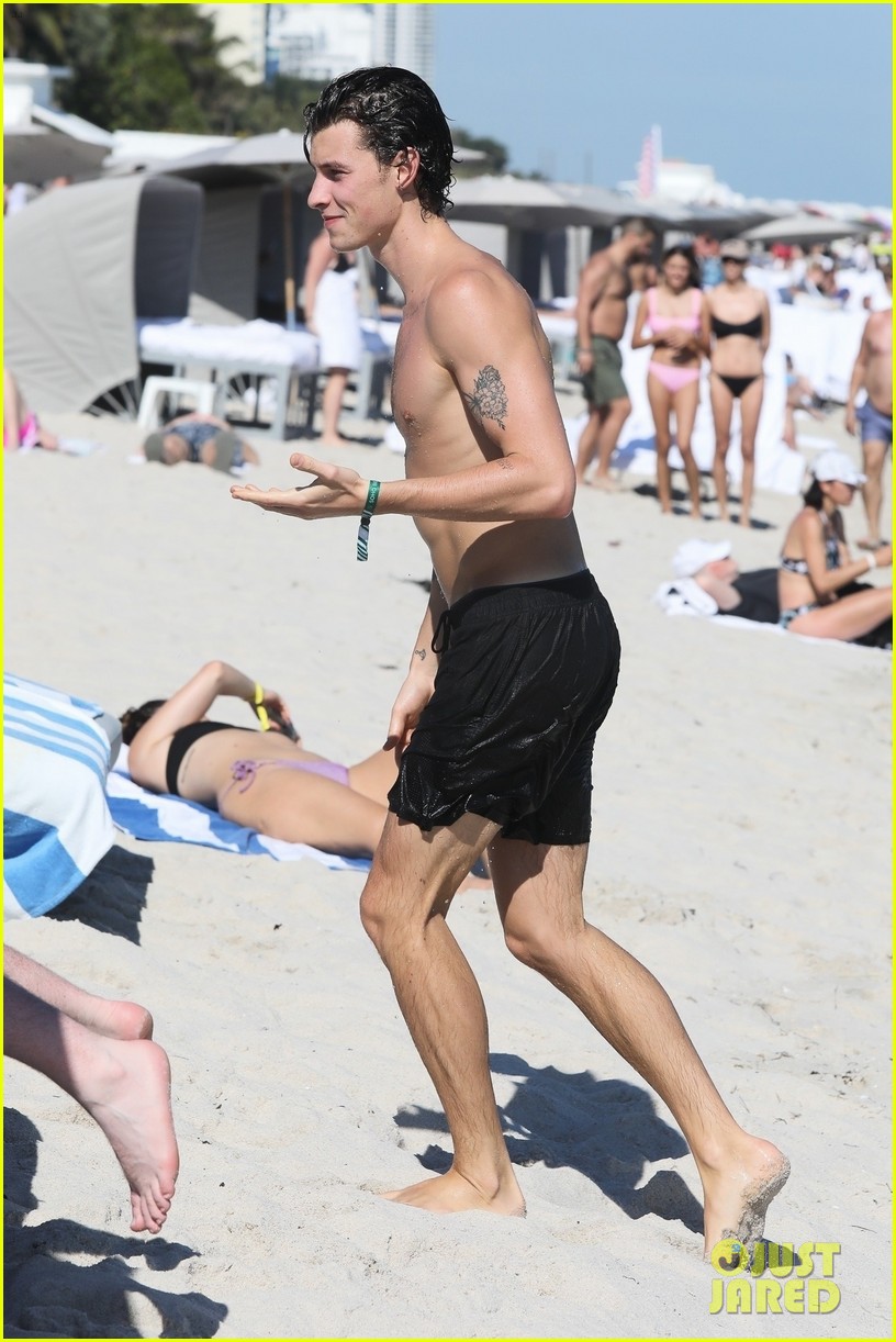 Shawn Mendes Shows Off His Shirtless Bod at the Beach In Miami (Photos)