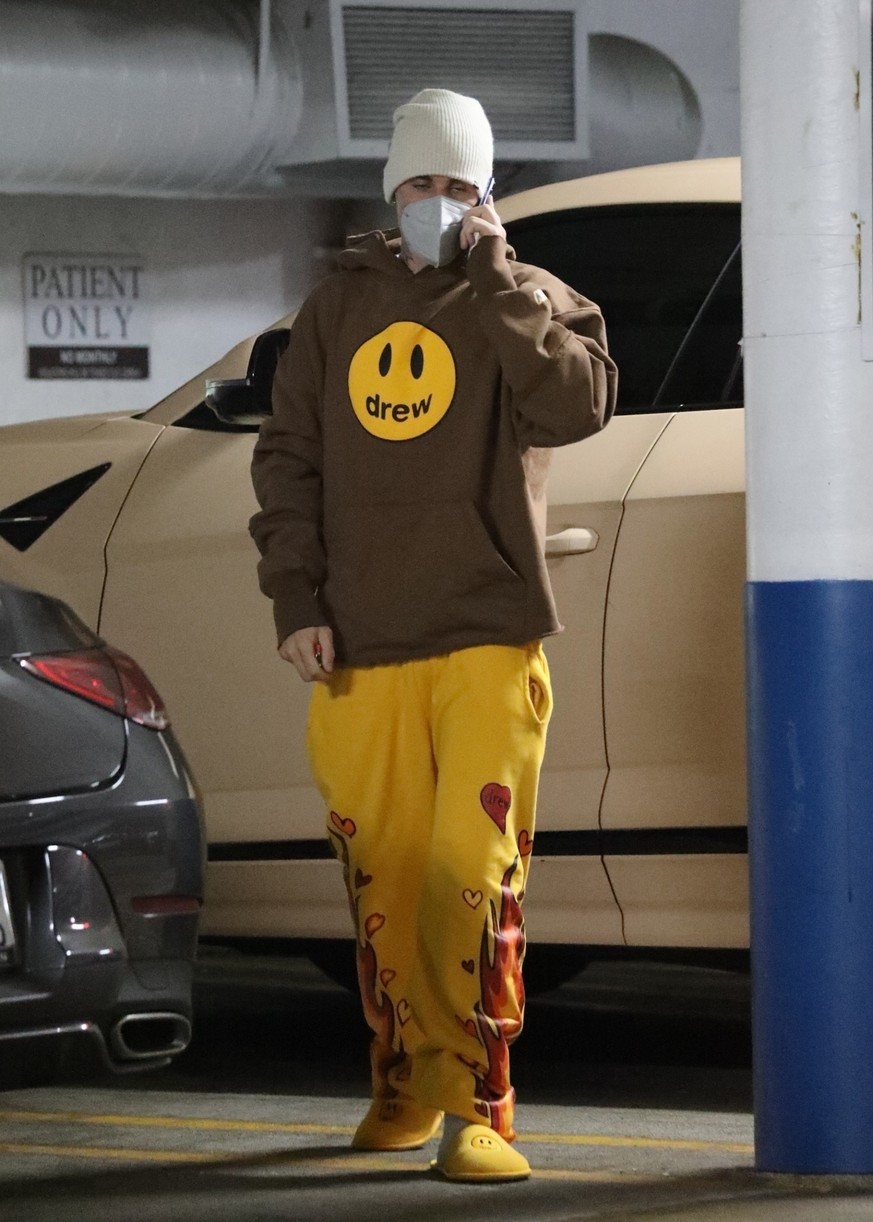 Justin Bieber Walks & Talks On His Phone in First Sighting Since COVID-19 Diagnosis