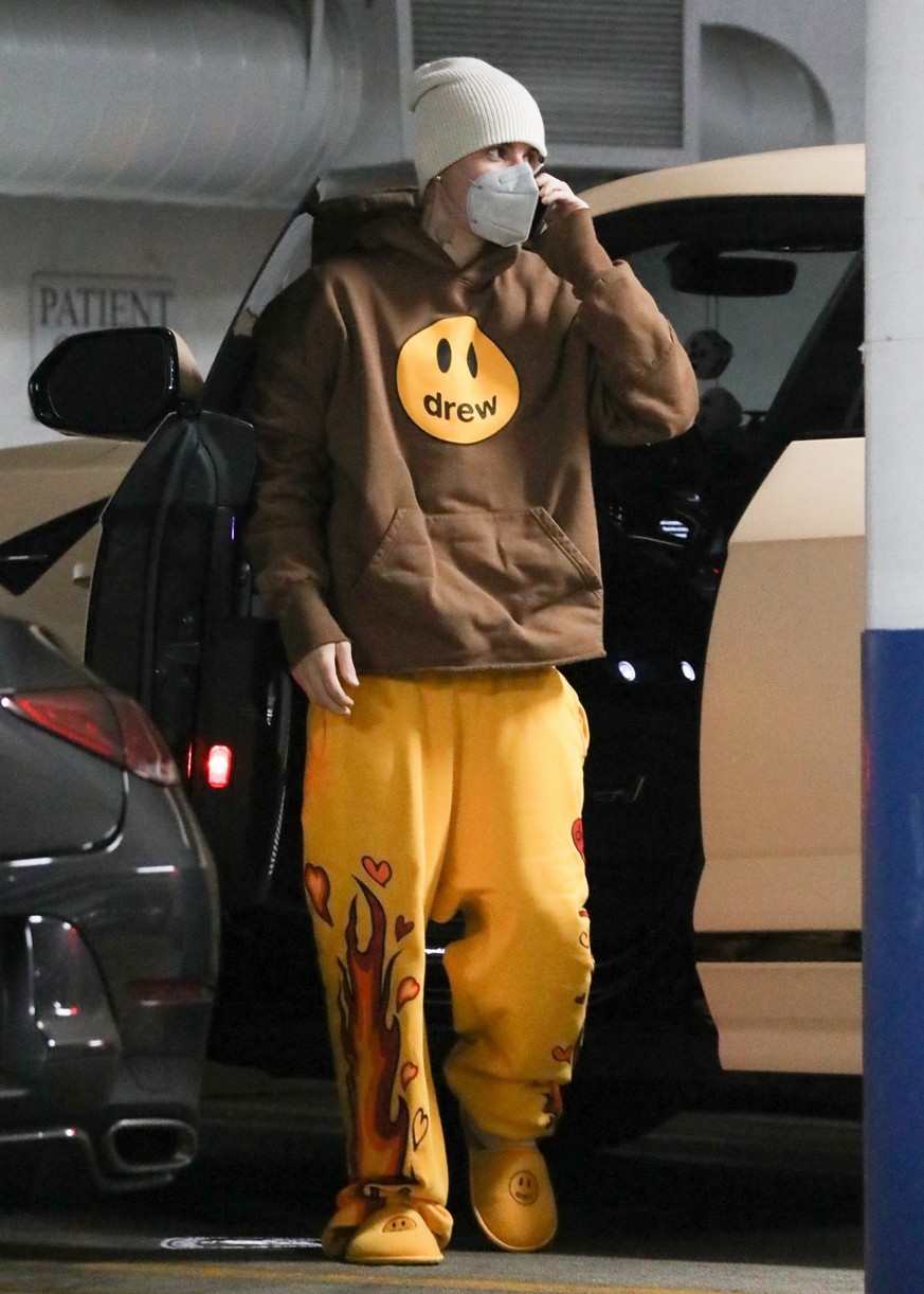 Justin Bieber Walks & Talks On His Phone in First Sighting Since COVID-19 Diagnosis