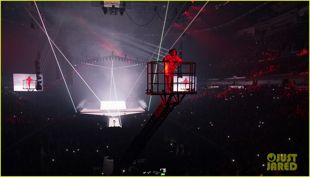 Billie Eilish Kicks Off 2022 Tour - See Photos & the Full Set List!