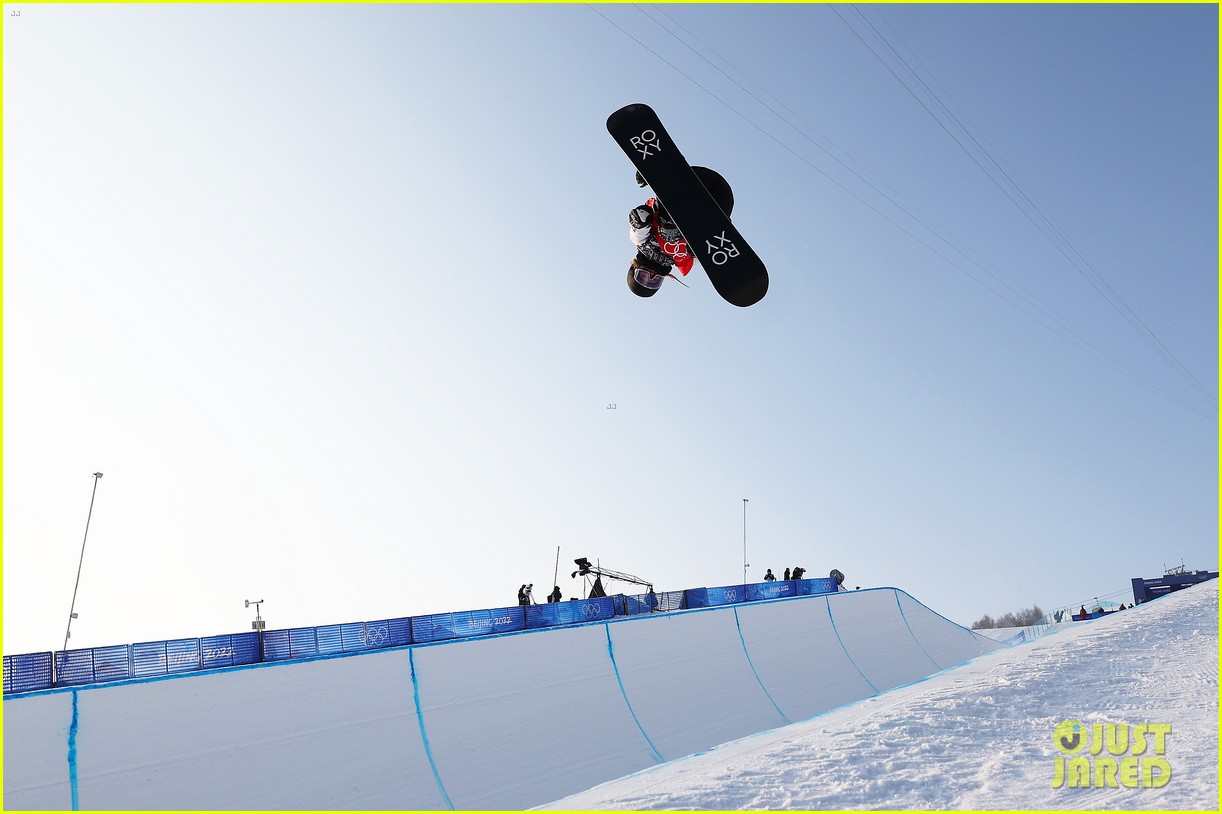 Chloe Kim Falls To Her Knees After Incredible Halfpipe Run at Beijing Winter Olympics!