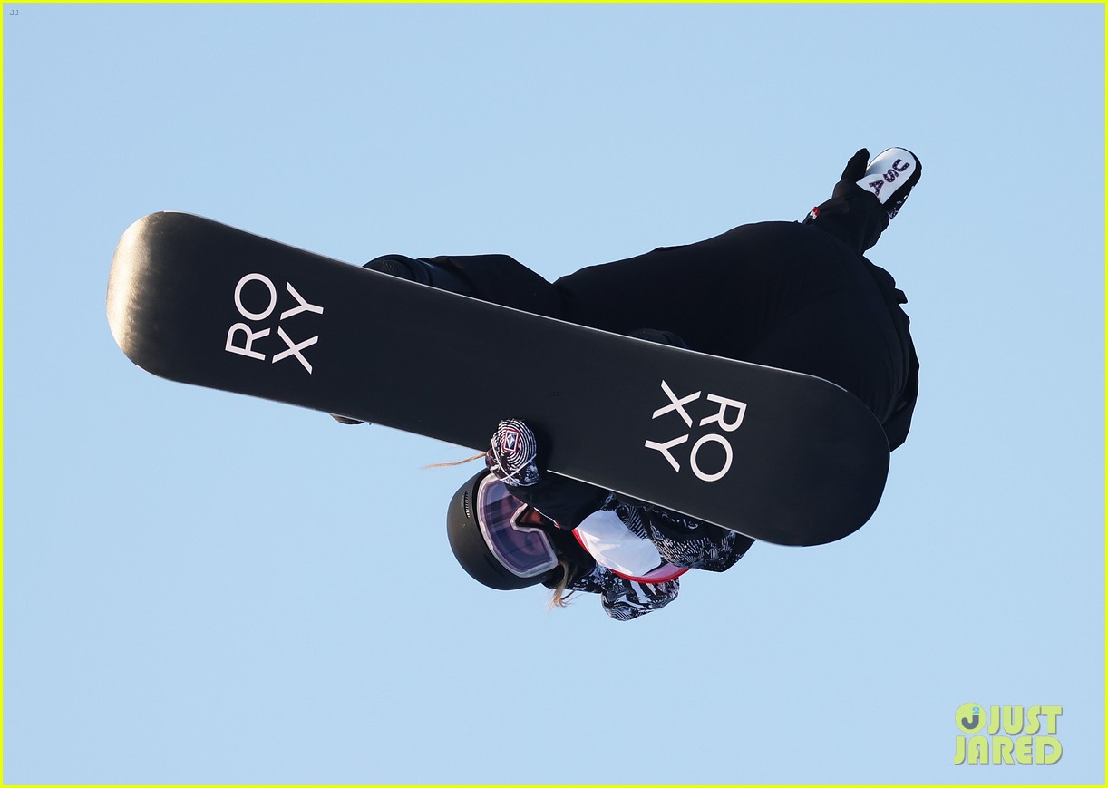 Chloe Kim Falls To Her Knees After Incredible Halfpipe Run at Beijing Winter Olympics!