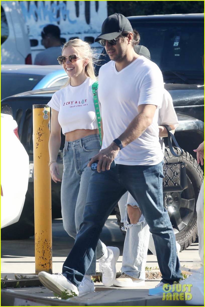 Sydney Sweeney Does Some Shopping with Boyfriend Jonathan Davino