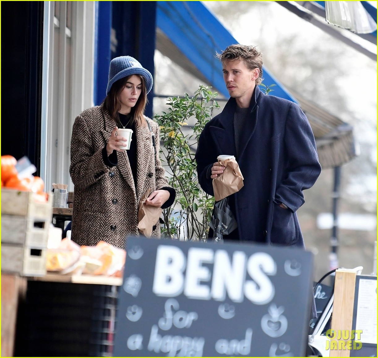Kaia Geber & Boyfriend Austin Butler Enjoy Day Out in London!