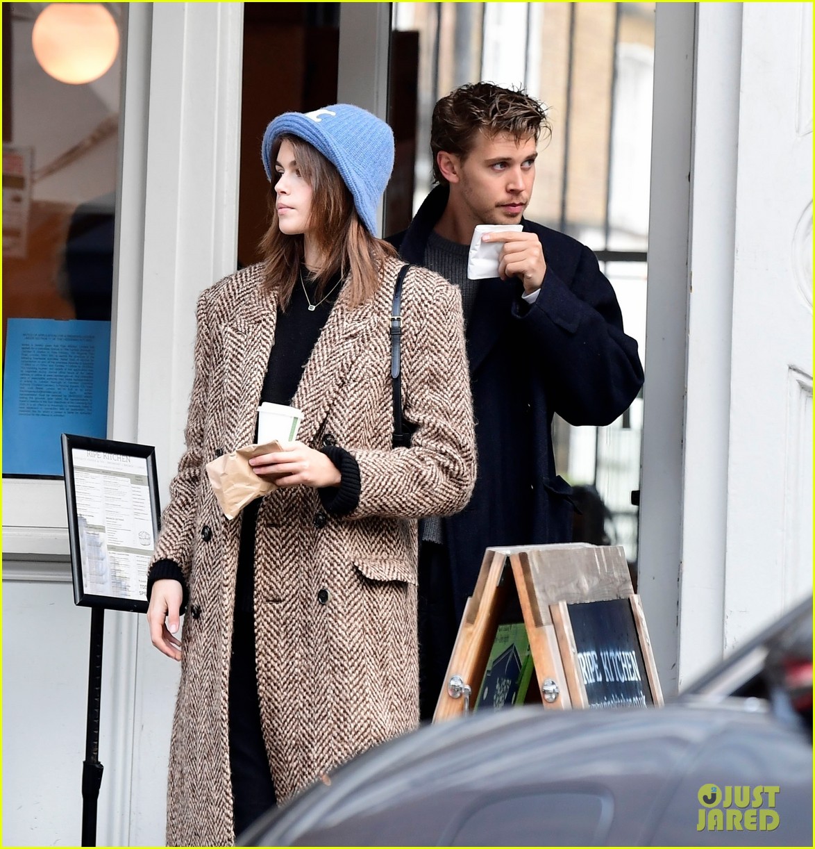 Kaia Geber & Boyfriend Austin Butler Enjoy Day Out in London!