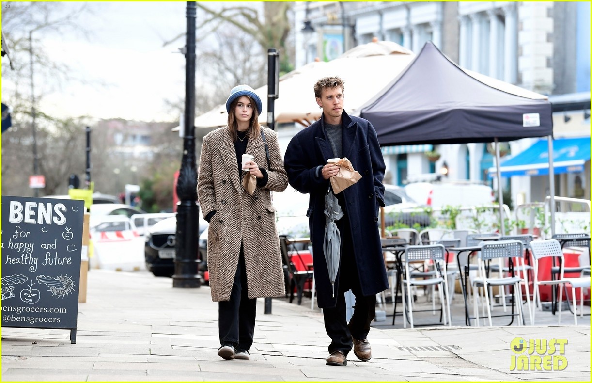Kaia Geber & Boyfriend Austin Butler Enjoy Day Out in London!