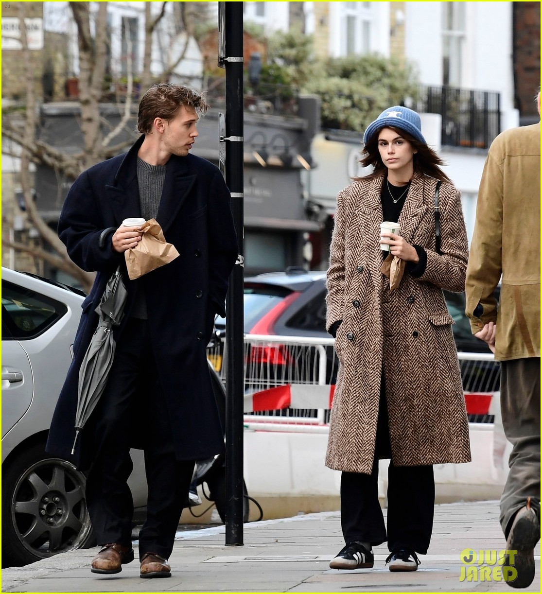 Kaia Geber & Boyfriend Austin Butler Enjoy Day Out in London!