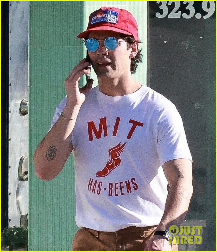 Joe Jonas & Sophie Turner Step Out for Lunch with Their Friends
