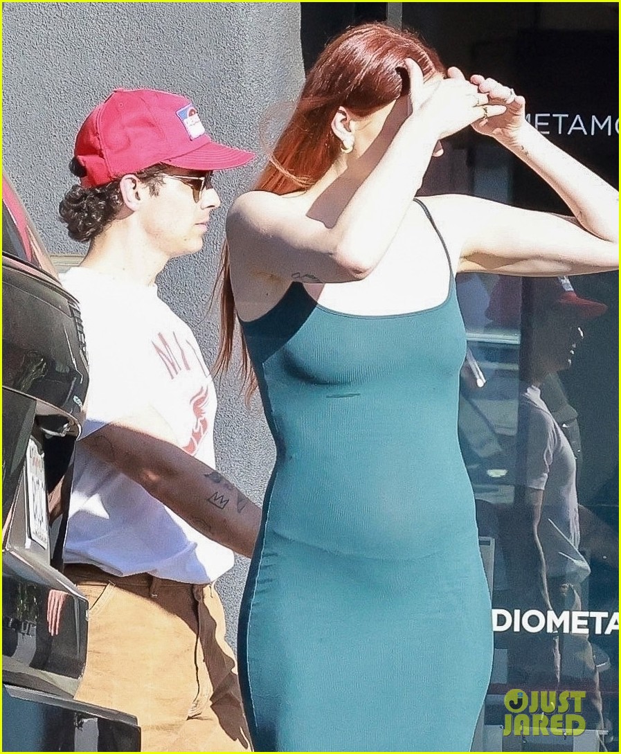Joe Jonas & Sophie Turner Step Out for Lunch with Their Friends
