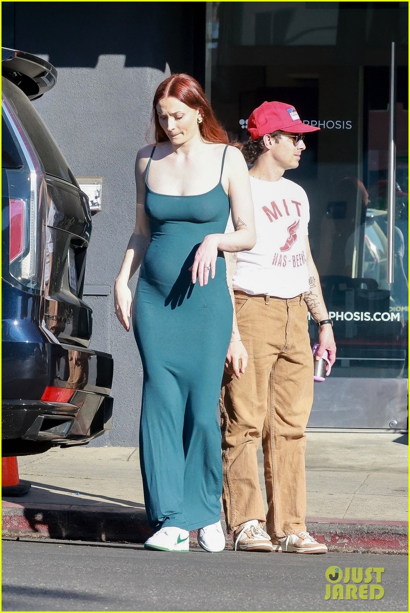 Joe Jonas & Sophie Turner Step Out for Lunch with Their Friends