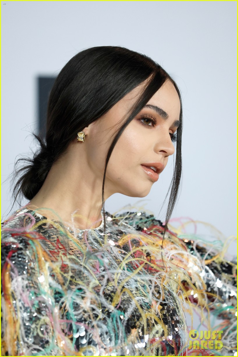'Descendants' Stars Dove Cameron & Sofia Carson Attend iHeartRadio Music Awards