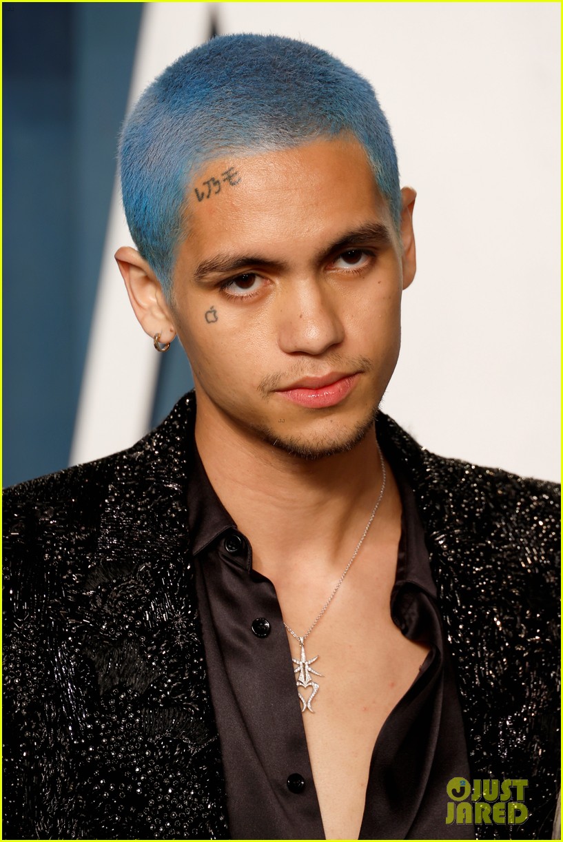 Hunter Schafer & Dominic Fike Couple Up at Vanity Fair's Oscars Party!