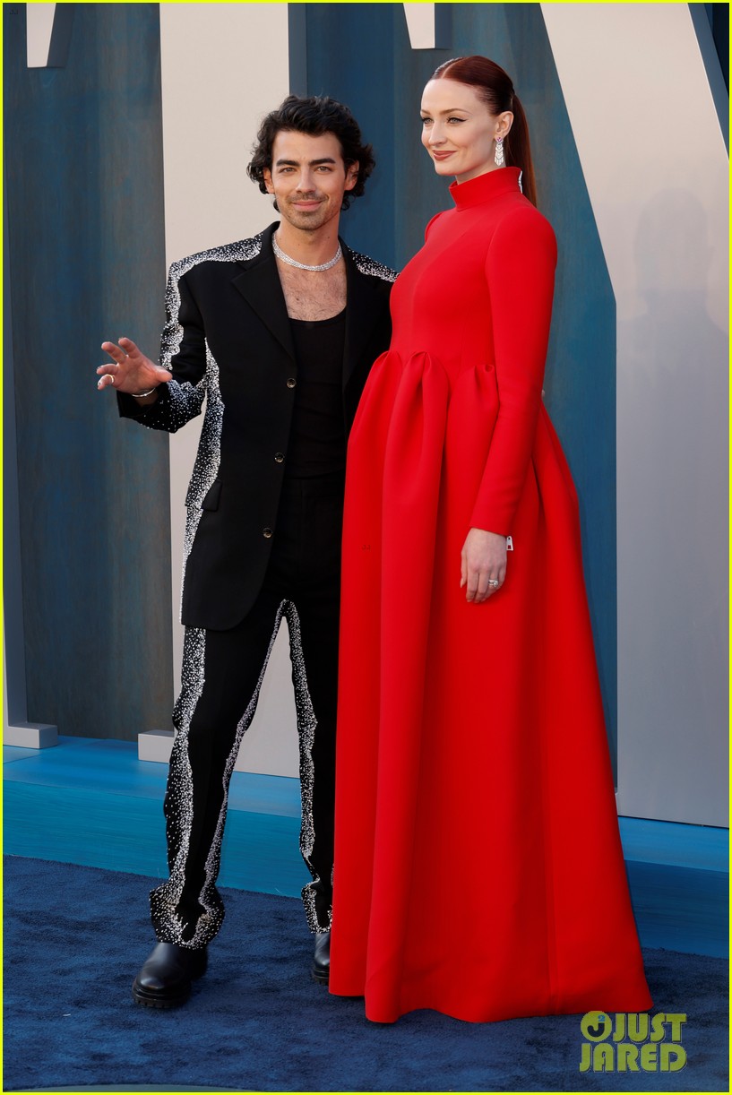 Joe Jonas Admires Wife Sophie Turner From a Distance at Vanity Fair Oscars Party!
