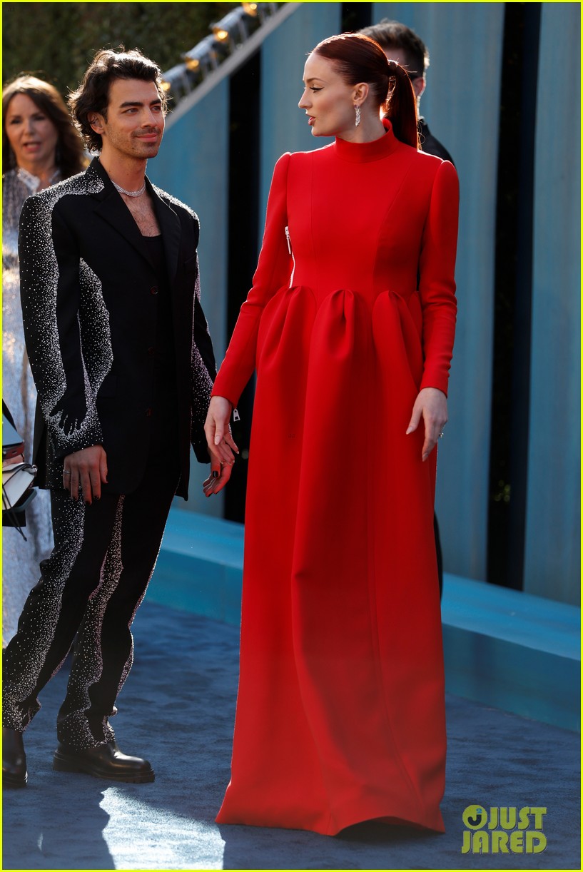 Joe Jonas Admires Wife Sophie Turner From a Distance at Vanity Fair Oscars Party!