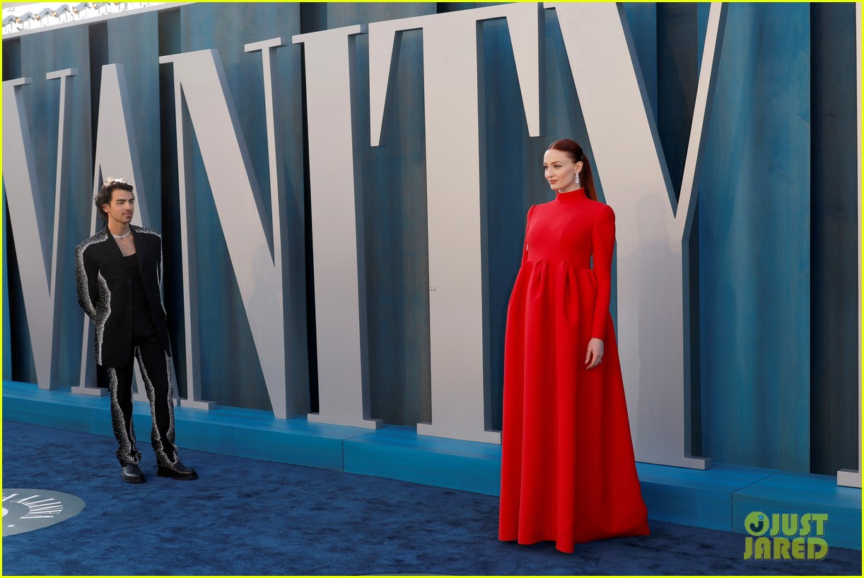Joe Jonas Admires Wife Sophie Turner From a Distance at Vanity Fair Oscars Party!