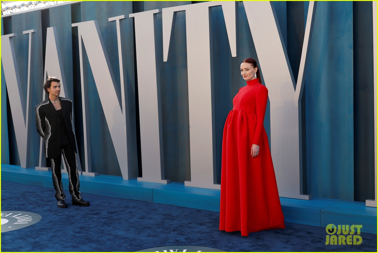 Joe Jonas Admires Wife Sophie Turner From a Distance at Vanity Fair Oscars Party!
