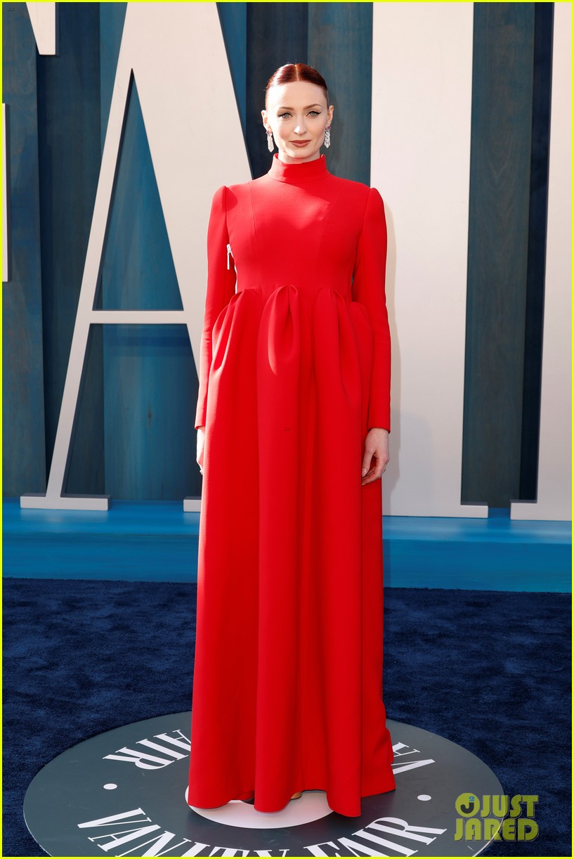 Joe Jonas Admires Wife Sophie Turner From a Distance at Vanity Fair Oscars Party!