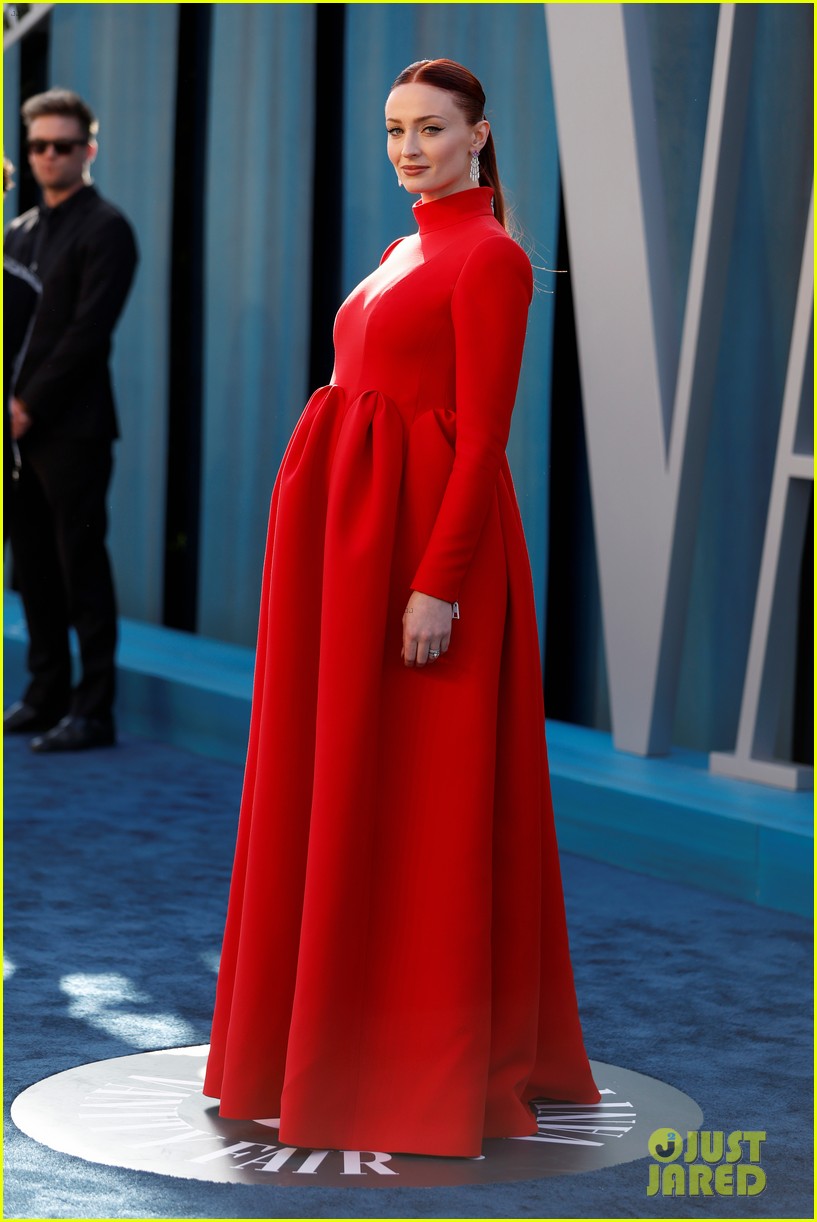 Joe Jonas Admires Wife Sophie Turner From a Distance at Vanity Fair Oscars Party!