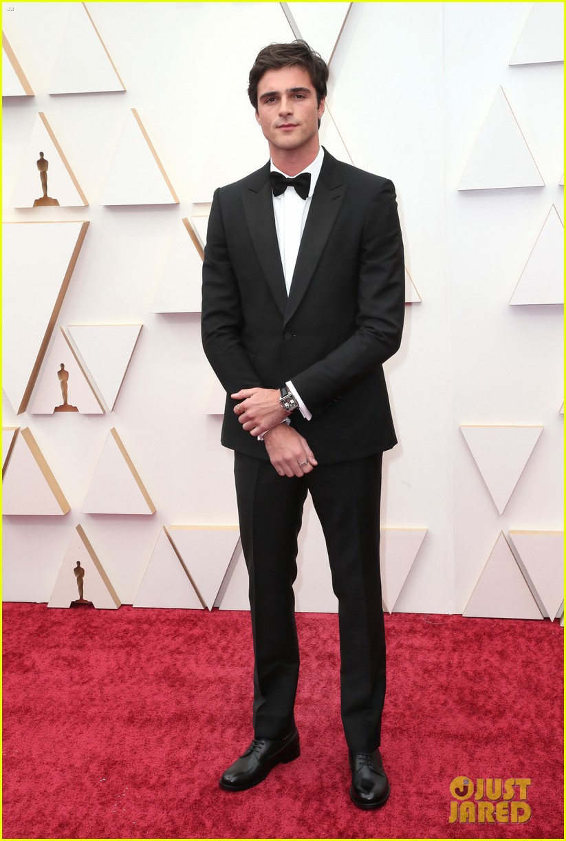 Shawn Mendes & Jacob Elordi Keep It Classic at the Oscars 2022