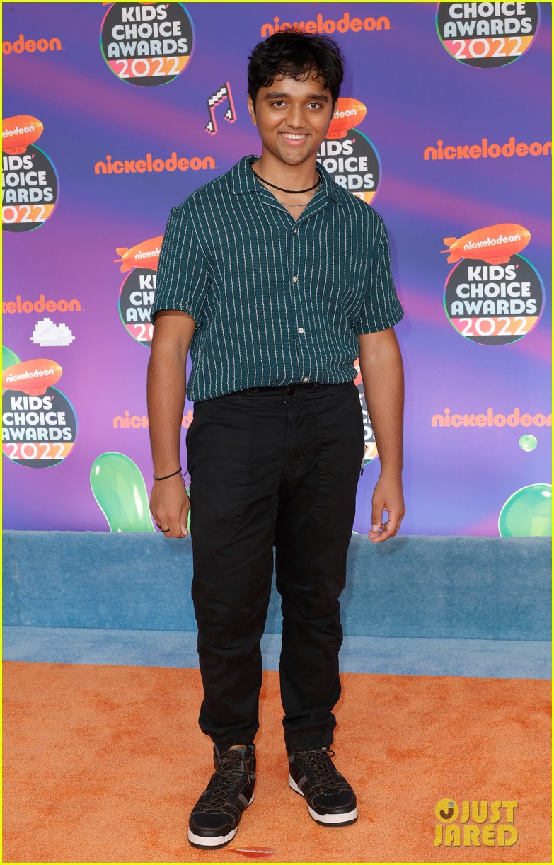 Malia Baker, Bryce Gheisar & 'Are You Afraid of the Dark' Cast Get In a Group Photo at the Kids' Choice Awards