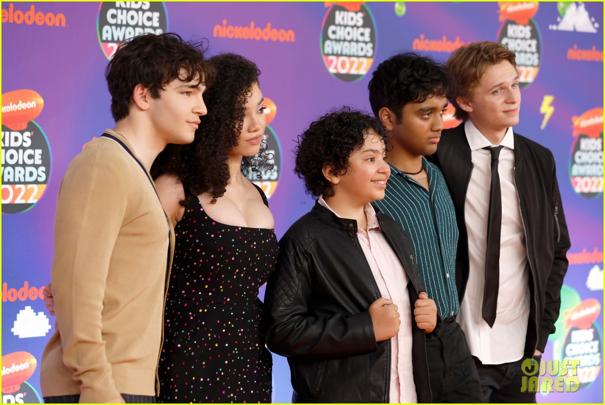 Malia Baker, Bryce Gheisar & 'Are You Afraid of the Dark' Cast Get In a Group Photo at the Kids' Choice Awards