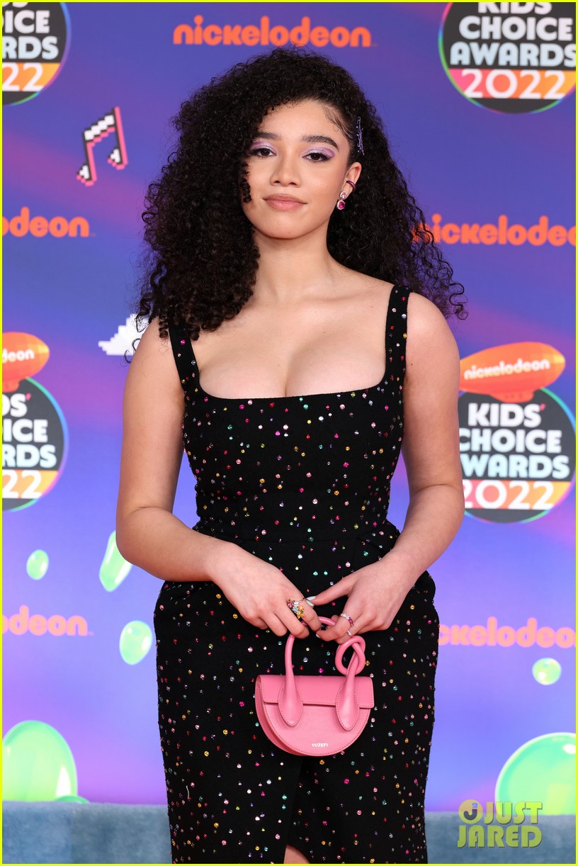 Malia Baker, Bryce Gheisar & 'Are You Afraid of the Dark' Cast Get In a Group Photo at the Kids' Choice Awards