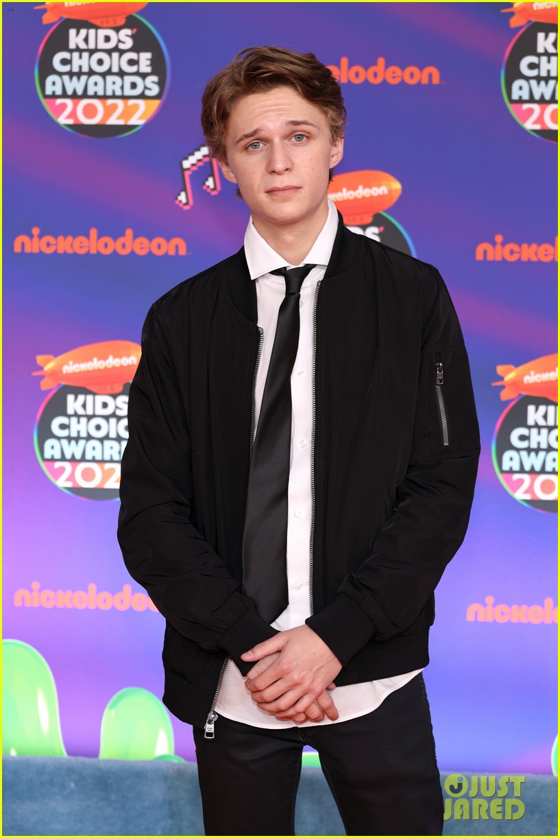 Malia Baker, Bryce Gheisar & 'Are You Afraid of the Dark' Cast Get In a Group Photo at the Kids' Choice Awards