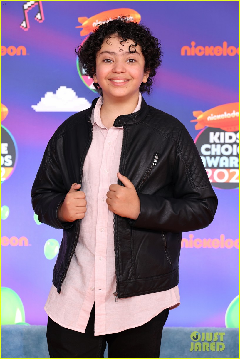 Malia Baker, Bryce Gheisar & 'Are You Afraid of the Dark' Cast Get In a Group Photo at the Kids' Choice Awards