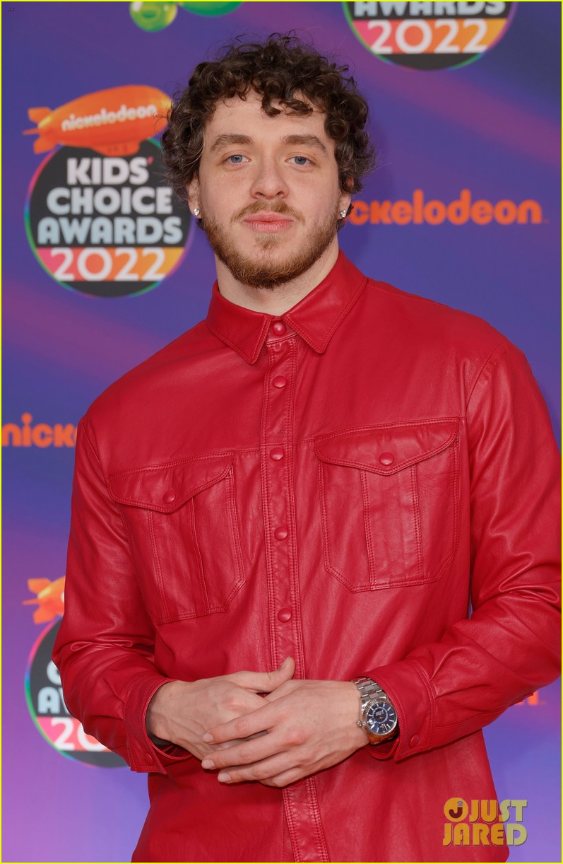 Chloe x Halle Hang Out with Sabrina Carpenter & Sofia Carson at KCAs 2022 - See Red Carpet Pics!