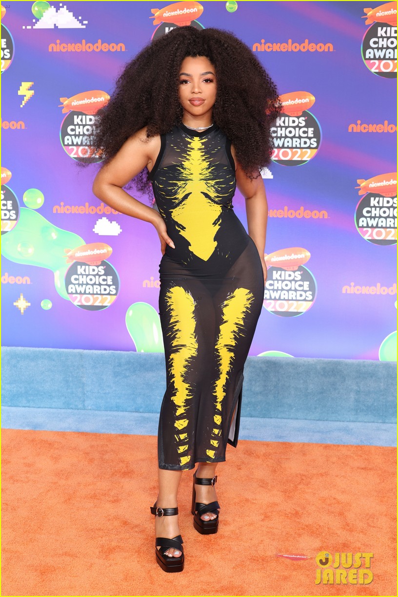Chloe x Halle Hang Out with Sabrina Carpenter & Sofia Carson at KCAs 2022 - See Red Carpet Pics!
