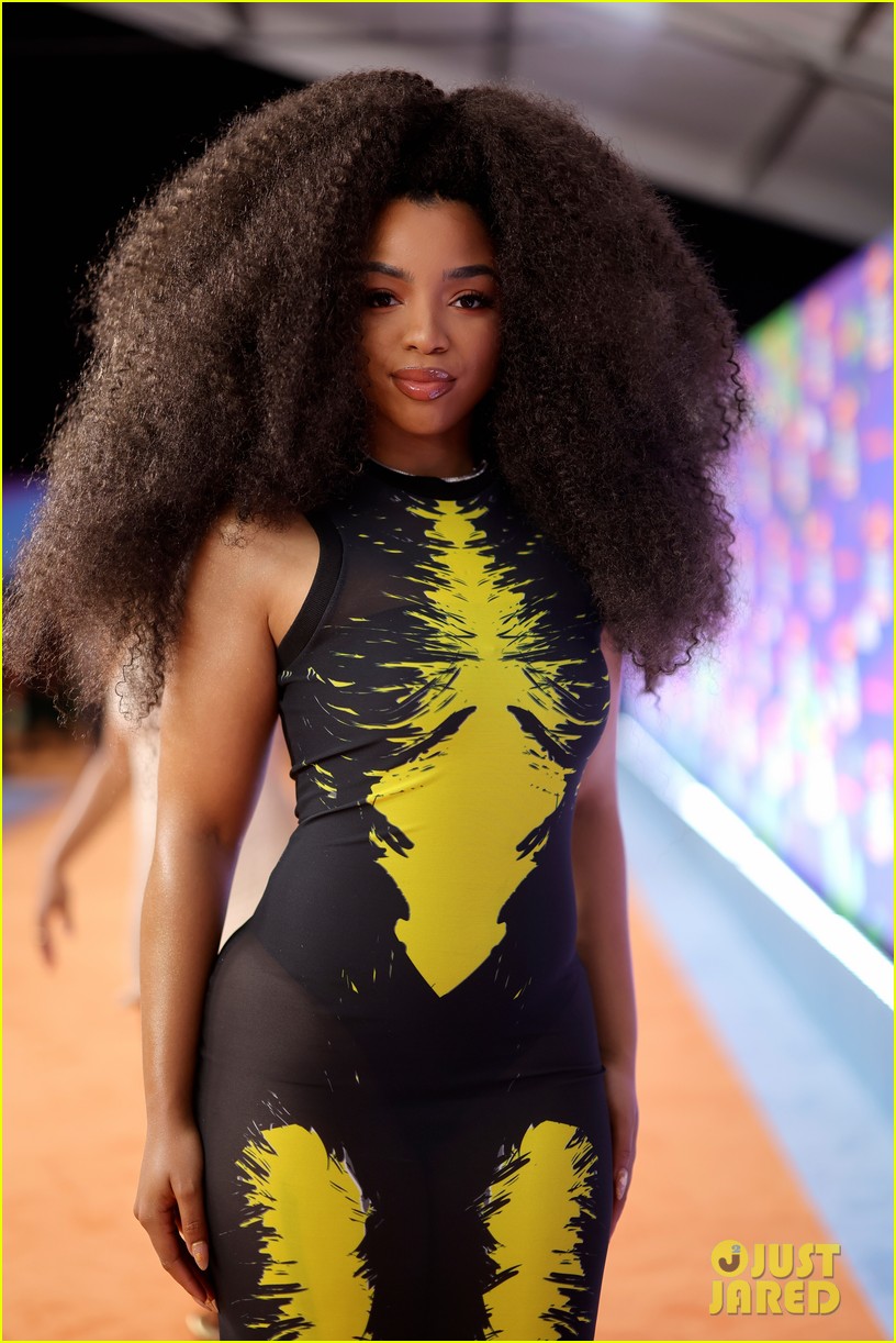 Chloe x Halle Hang Out with Sabrina Carpenter & Sofia Carson at KCAs 2022 - See Red Carpet Pics!