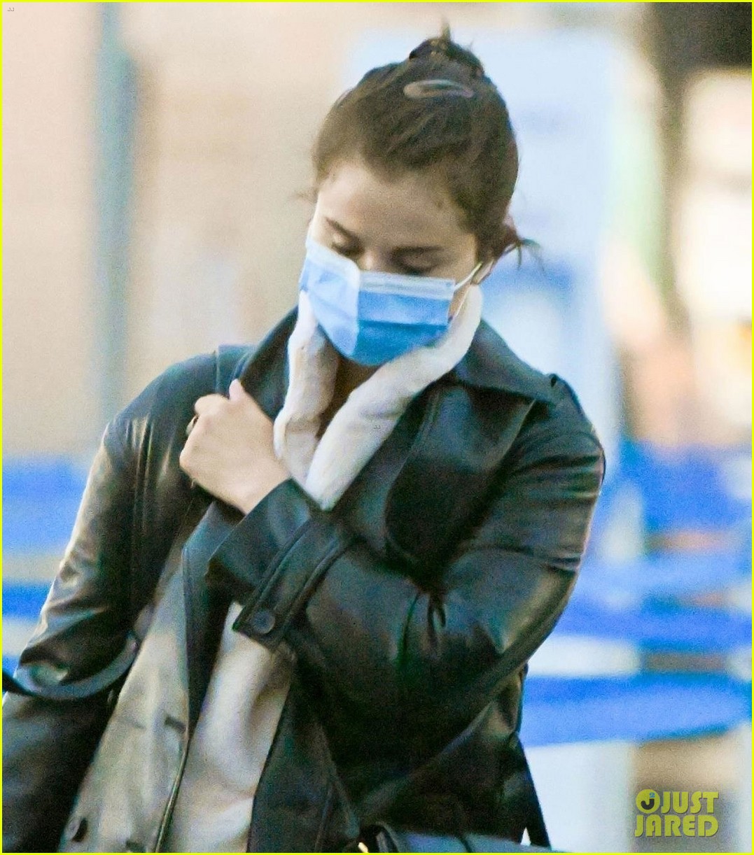 Selena Gomez Lands in NYC to Prepare for Her 'SNL' Hosting Debut