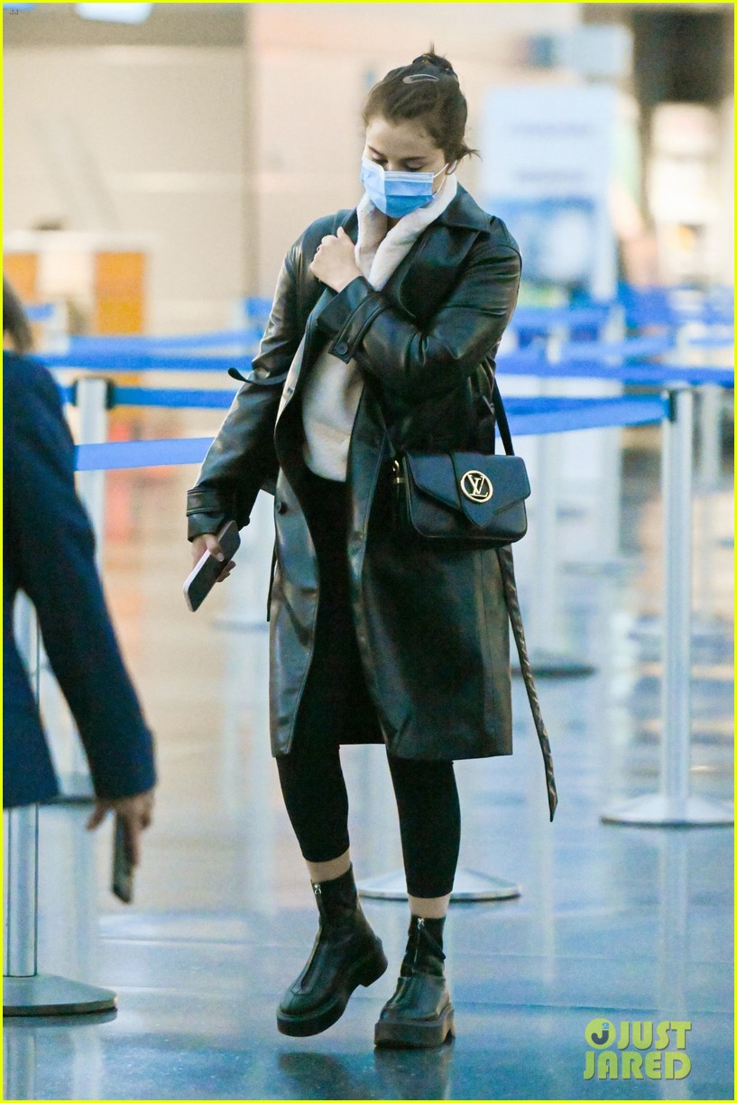 Selena Gomez Lands in NYC to Prepare for Her 'SNL' Hosting Debut