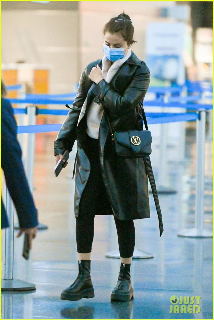 Selena Gomez Lands in NYC to Prepare for Her 'SNL' Hosting Debut