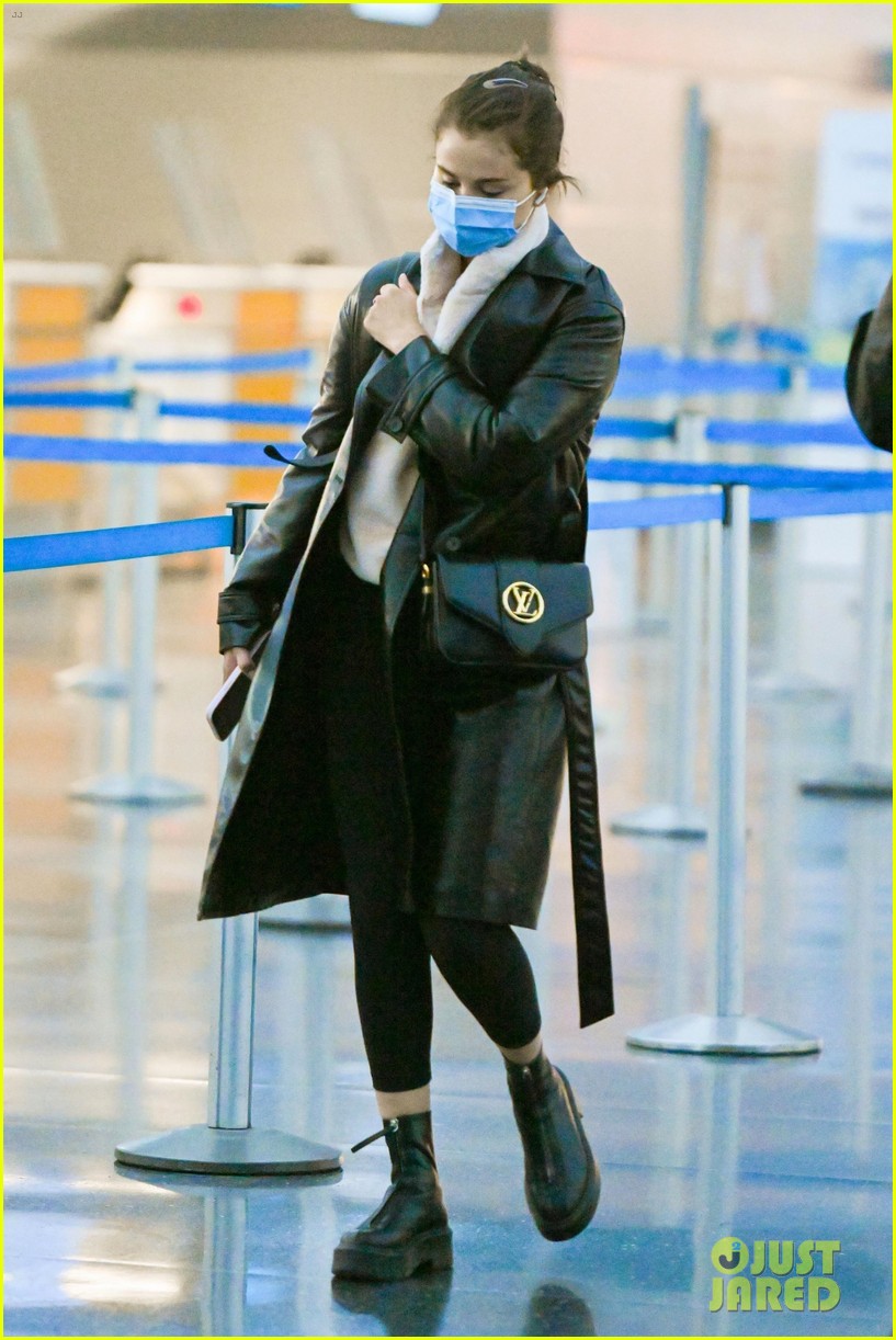 Selena Gomez Lands in NYC to Prepare for Her 'SNL' Hosting Debut