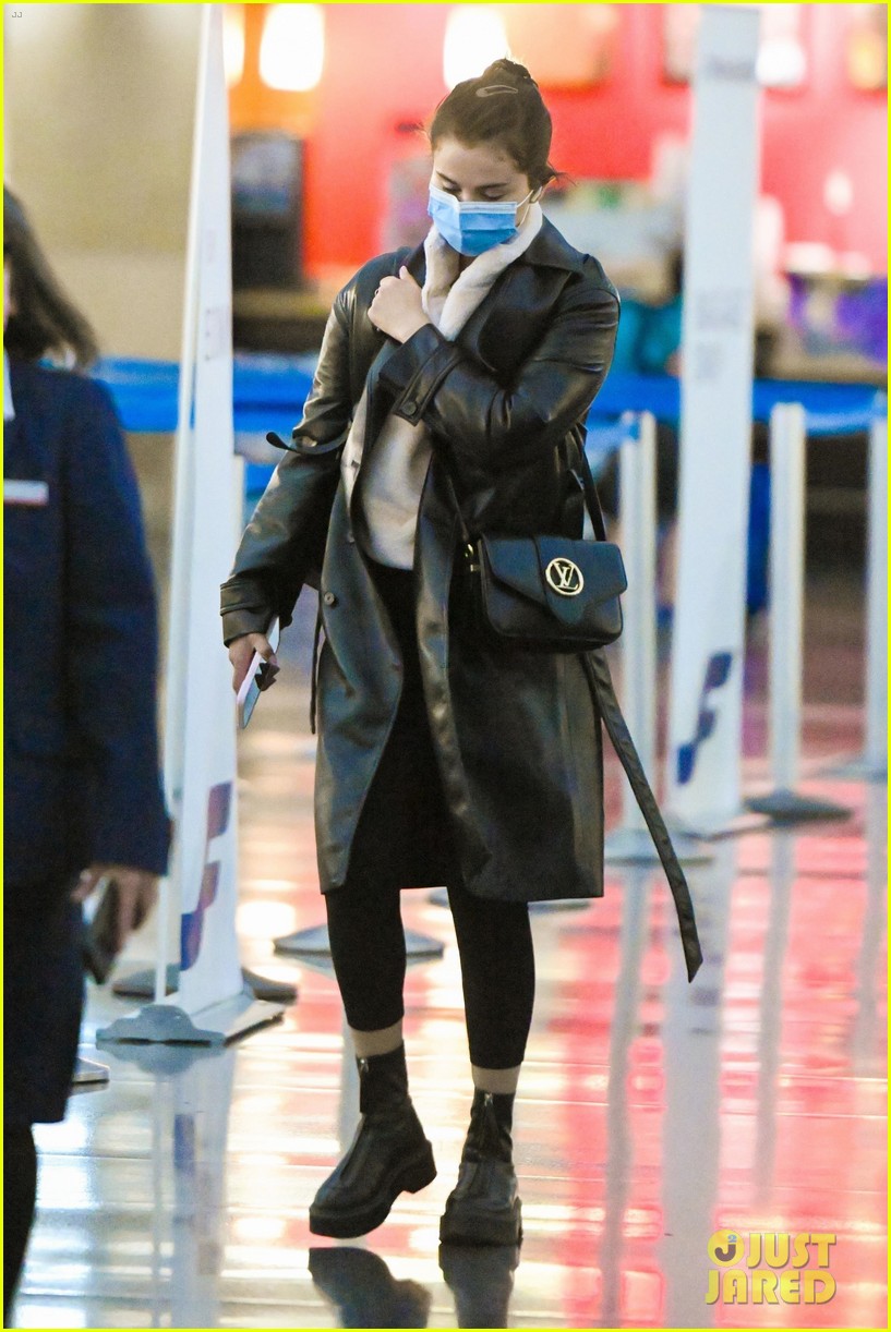 Selena Gomez Lands in NYC to Prepare for Her 'SNL' Hosting Debut